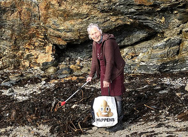 赞！英70岁老妇一年清理52个海滩垃圾场