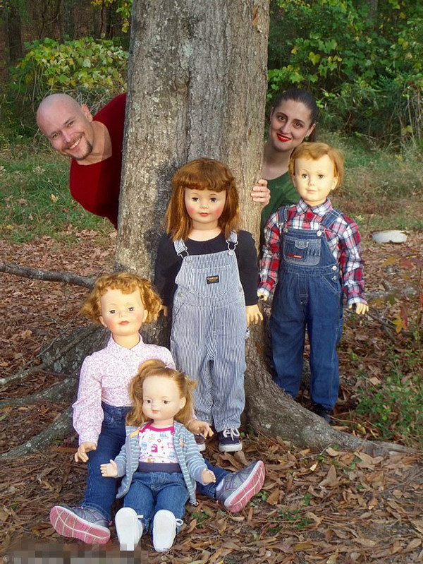 美夫妻厌倦被催生 收集75个洋娃娃拍“家庭”生活照