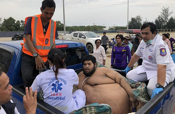 泰635斤重男子遇健康问题 数十名救援人员助其送医