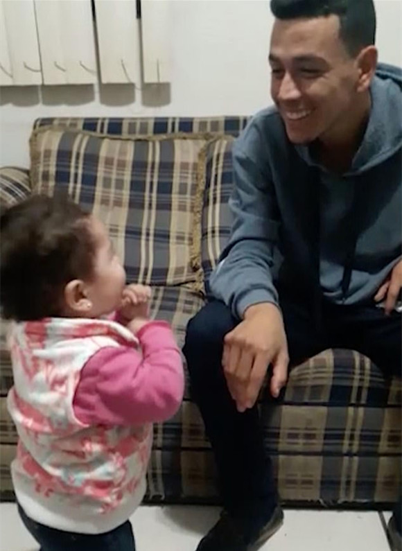 墨西哥一岁女童用手语与聋哑父亲交流感动哭祖母