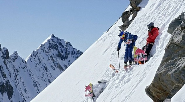 刺激！两名滑雪选手阿尔卑斯山4219米山顶滑下