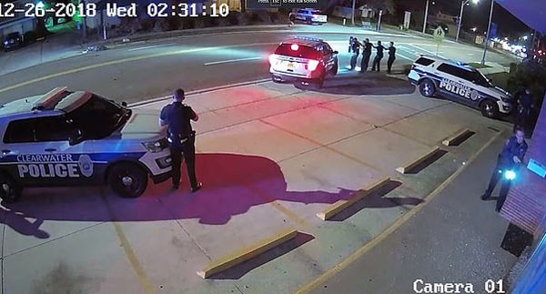 美男子持机枪与警察交火 中弹16枪终被制服