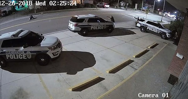 美男子持机枪与警察交火 中弹16枪终被制服