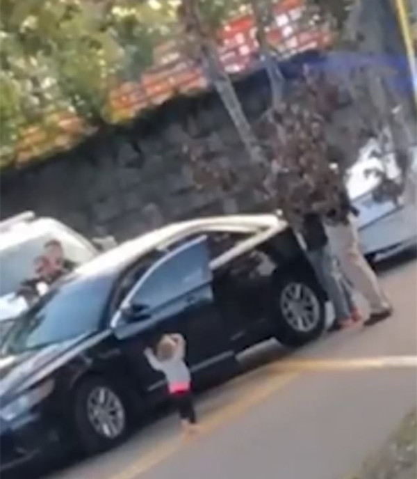 美夫妻涉案被捕 车里两岁女童模仿举起双手走向警察