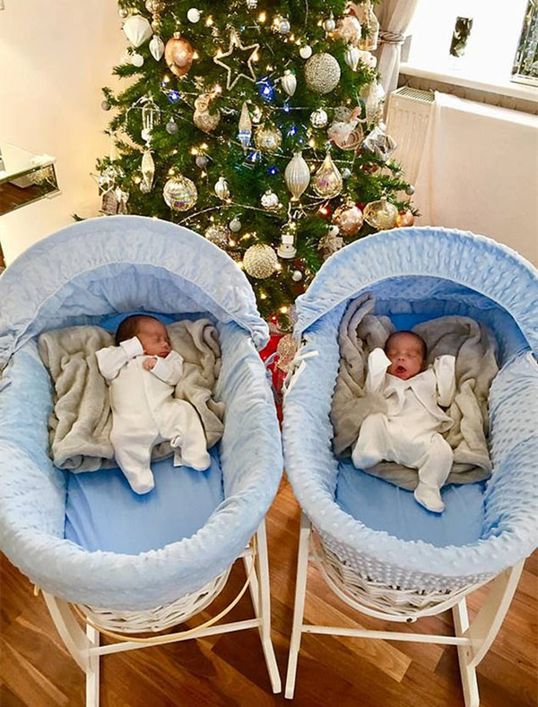 英早产双胞胎男孩顽强存活 出生时仅手机一样大