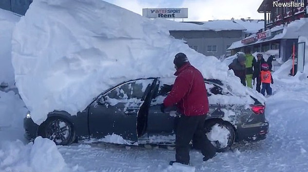 有趣！奥地利一司机倒车后车顶1.8米厚积雪岿然不动