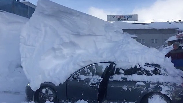 有趣！奥地利一司机倒车后车顶1.8米厚积雪岿然不动