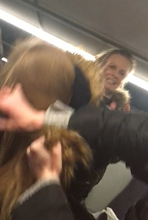 英国一中年女子醉酒辱骂殴打他人被拖下公交车