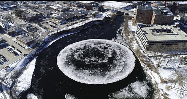 美河面惊现直径90米巨形冰圆盘 酷似外星飞碟