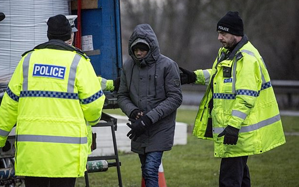 难逃法网！英国一卡车中被查出藏匿7名非法移民