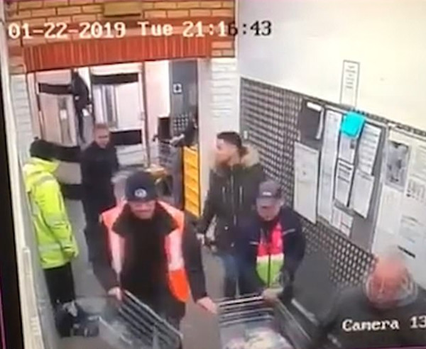 惊险！伦敦男子持斧头超市内追逐顾客