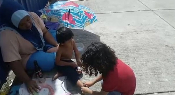 暖心！马来西亚男孩脱下鞋袜赠给流浪汉