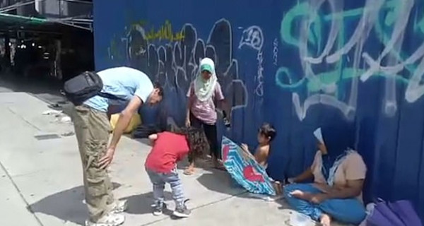 暖心！马来西亚男孩脱下鞋袜赠给流浪汉