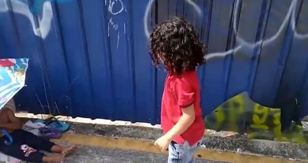 暖心！马来西亚男孩脱下鞋袜赠给流浪汉