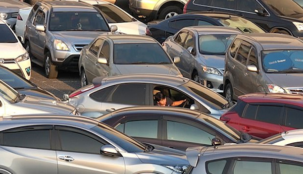 泰国免费停车场拥挤不堪 车辆出入全靠司机智慧