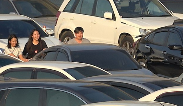 泰国免费停车场拥挤不堪 车辆出入全靠司机智慧