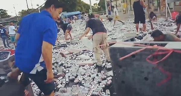 丑陋！泰国一货车侧翻致8万罐啤酒散落遭疯抢