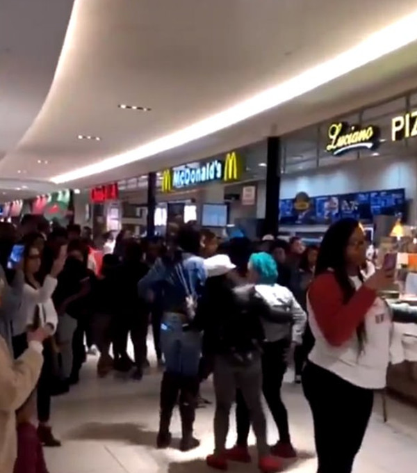 美国牛排店因顾客刷卡被拒上演全武行