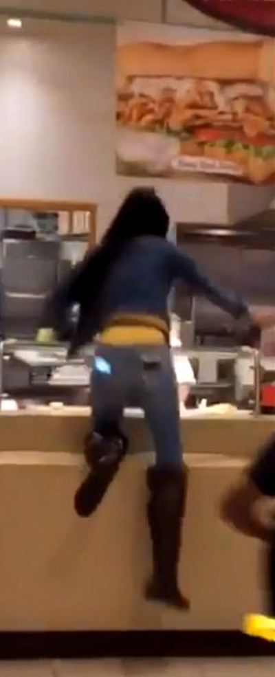 美国牛排店因顾客刷卡被拒上演全武行