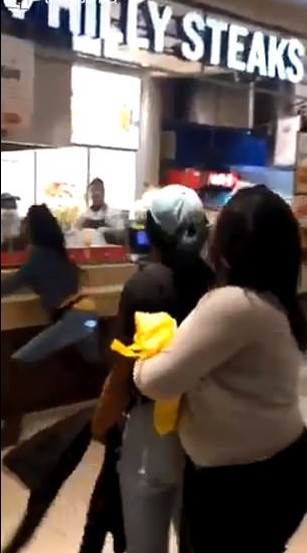 美国牛排店因顾客刷卡被拒上演全武行