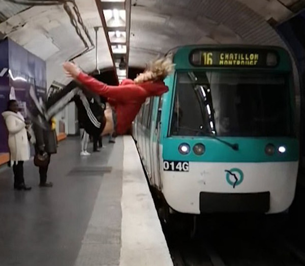 吓出冷汗！法国男子地铁进站瞬间站台边突玩后空翻