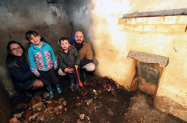 英国一家人在后院挖出二战防空洞 壁炉烟囱齐全