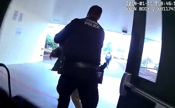 美国一父亲学校拔枪与警察对峙被一枪击毙