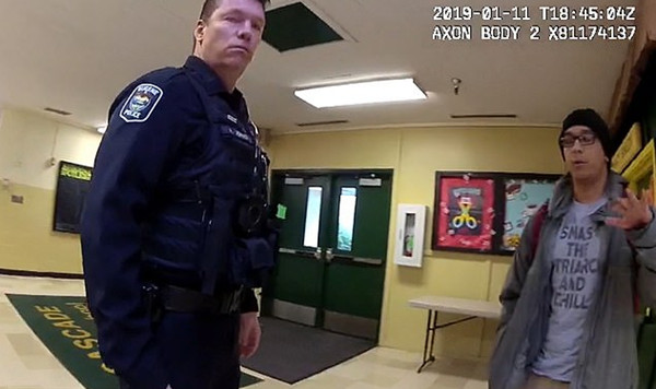 美国一父亲学校拔枪与警察对峙被一枪击毙