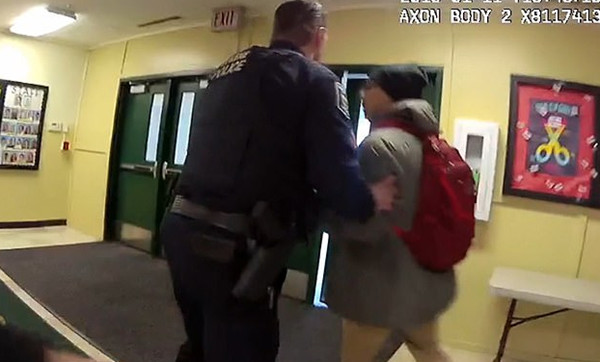 美国一父亲学校拔枪与警察对峙被一枪击毙