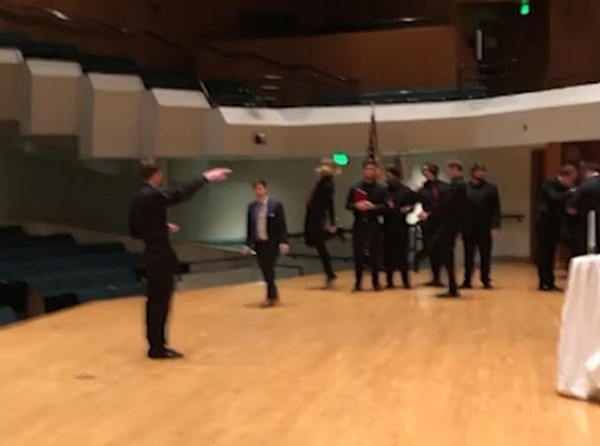 美国一学生忘情表演射击舞不慎从舞台边坠落