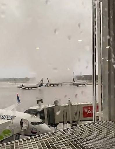 龙卷风袭击土耳其机场 推动飞机掀翻机场巴士