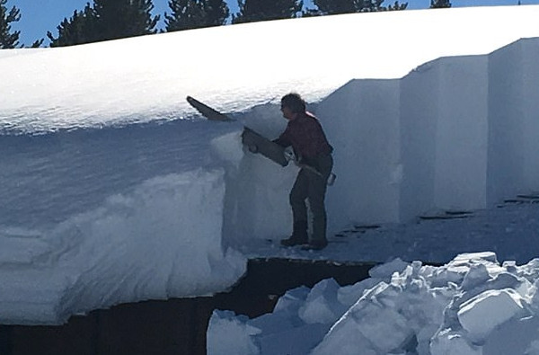 技术娴熟！美工人将屋顶2米厚积雪分割成冰箱状清理