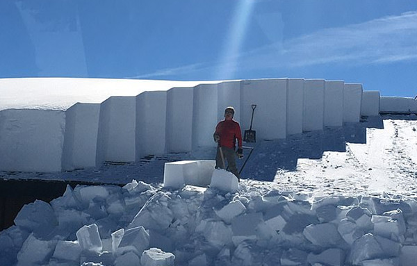 技术娴熟！美工人将屋顶2米厚积雪分割成冰箱状清理