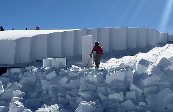 技术娴熟！美工人将屋顶2米厚积雪分割成冰箱状清理