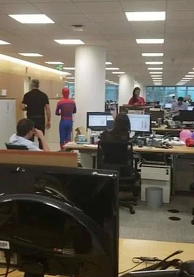 巴西银行职员辞职前最后一天上班打扮成蜘蛛侠