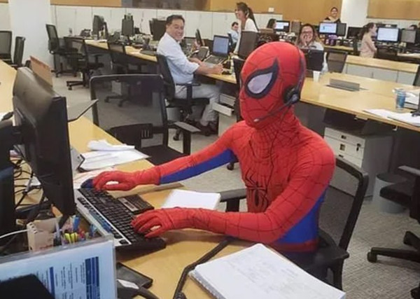 巴西银行职员辞职前最后一天上班打扮成蜘蛛侠