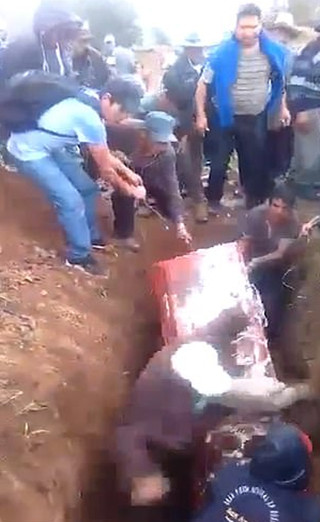 秘鲁一送葬者跌落墓坑压倒棺材致死者从棺材中滚出