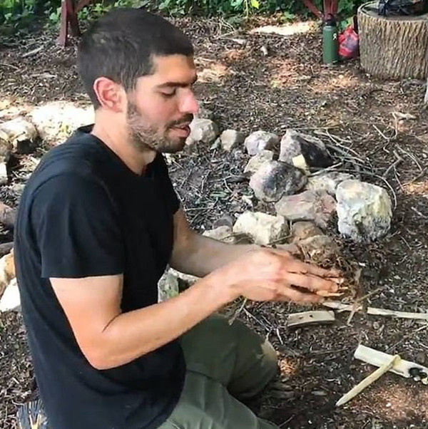 美公务员辞职住进林中小木屋 称签字盖章工作小儿科