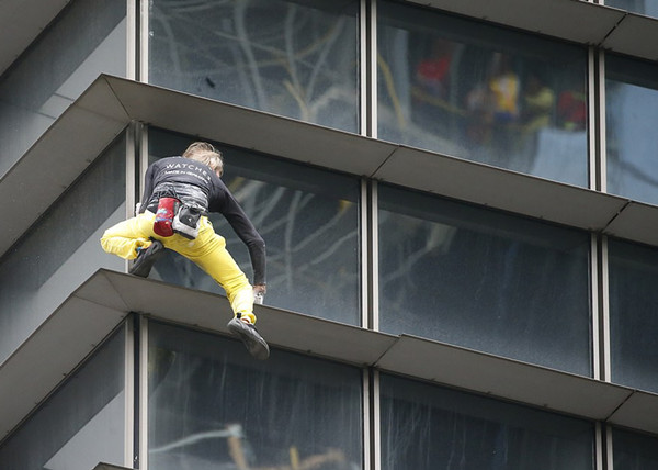 法国“蜘蛛人”徒手攀爬菲律宾摩天大楼 落地后被逮捕