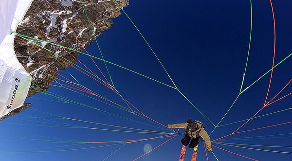 速度与激情！法滑雪达人自拍乘降落伞空中滑翔过程