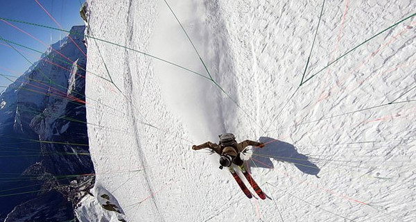 速度与激情！法滑雪达人自拍乘降落伞空中滑翔过程