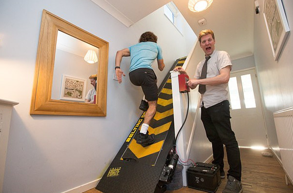 牛气！英国网友将楼梯设计成逆天跑步机让健身大师折服