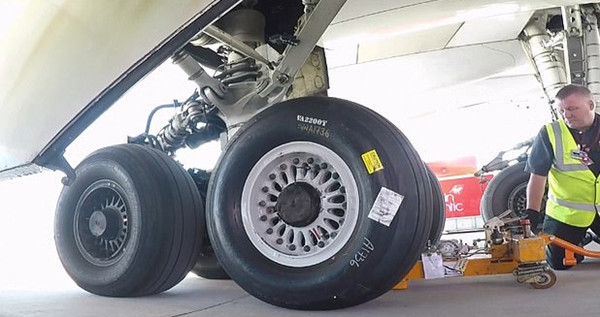 微速摄影记录工程师为波音747换轮胎过程