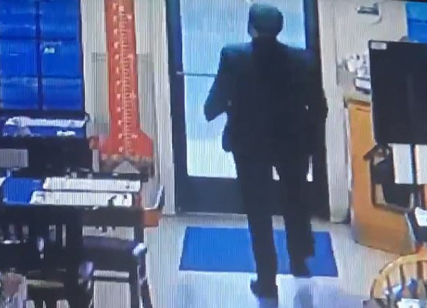 打包带走？美男子吃霸王餐还不忘打包牛排