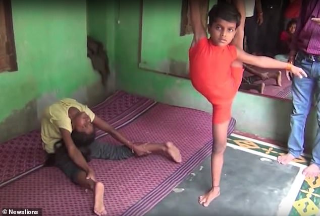 惊掉下巴！印度10岁“橡胶”男孩展示极限瑜伽