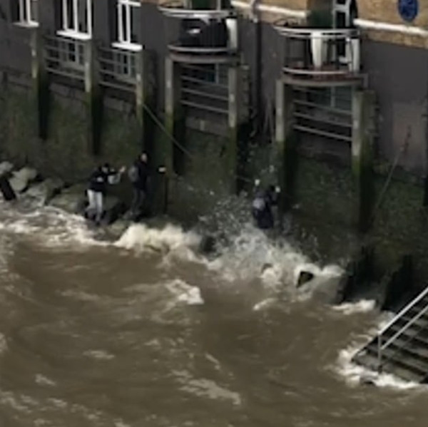 英泰晤士河水位上涨 三名男子险被冲走