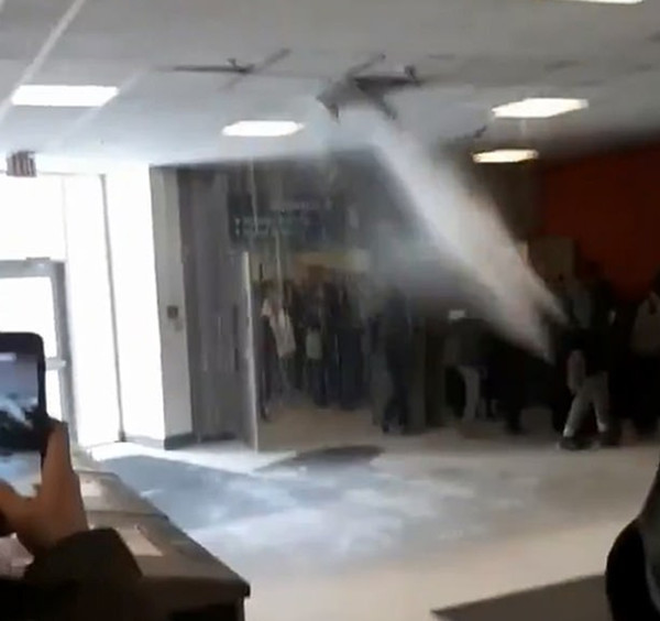 加拿大一大学天花板水管爆裂 教学楼变成水帘洞