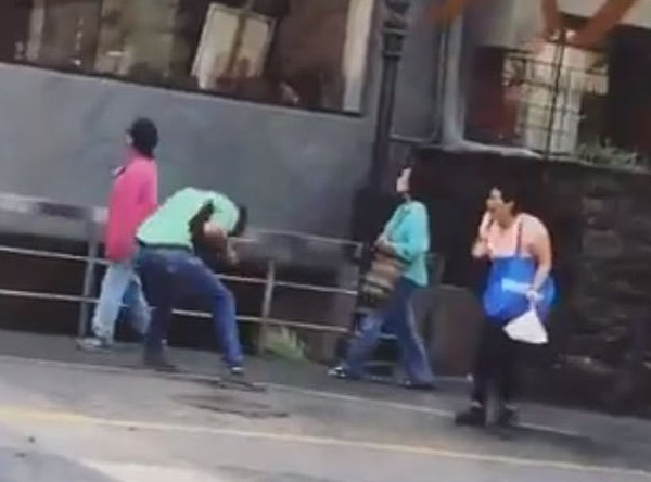 三男子在秘鲁街头被鸽子偷袭视频令人捧腹