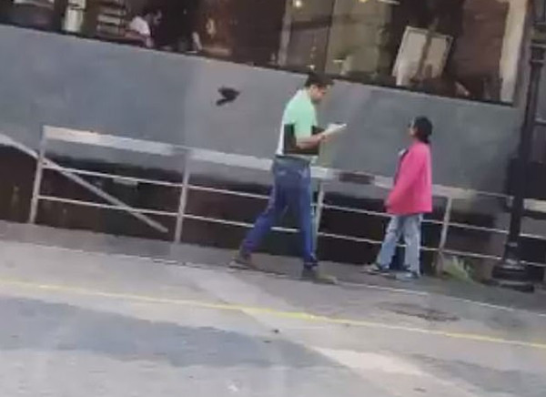 三男子在秘鲁街头被鸽子偷袭视频令人捧腹