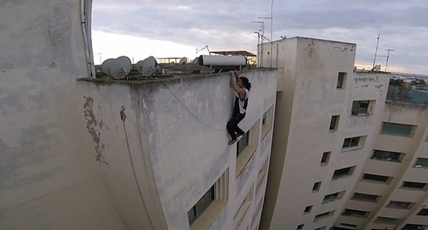惊魂一刻！摩洛哥跑酷运动员在79米高楼顶倒立